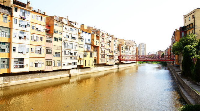 R&iacute;o Onyar con fachadas coloristas, Girona