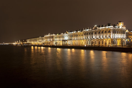 Дворцовая набережная в Санкт-Петербурге ночью