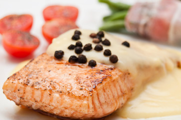 Pavé de saumon sauce hollandaise