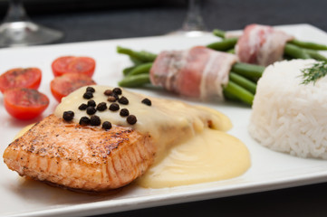 Pavé de saumon sauce hollandaise