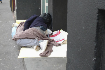 sans abri dormant dans la rue