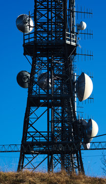 Power transmission tower with parables