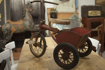Fototapeta na wymiar Last century old tricycle