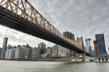 Fototapeta na wymiar Roosevelt Island and Queensboro Bridge, Manhattan, New York