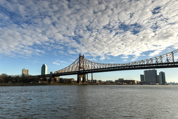 Fototapeta na wymiar Roosevelt Island Bridge, New York