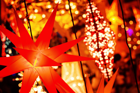 Beleuchtete Weihnachtssterne