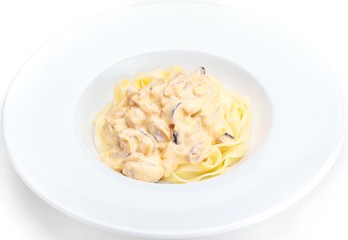Pasta with shrimps, herbs and mashrooms