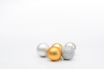 Chirstmas 's ball with golden ribbon for celebration and festiva