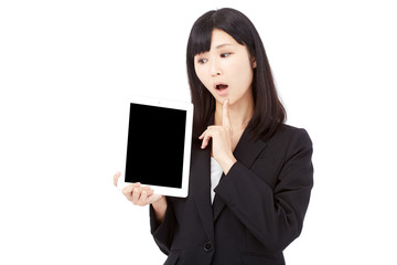 Naklejka premium タブレットを見せて考えるビジネスウーマン