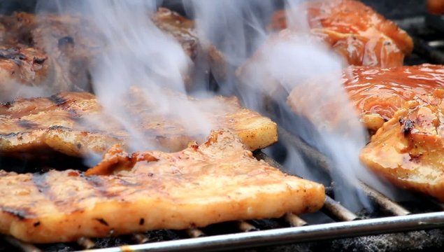 Schweinefleisch und Gefl&uuml;gel grillen 