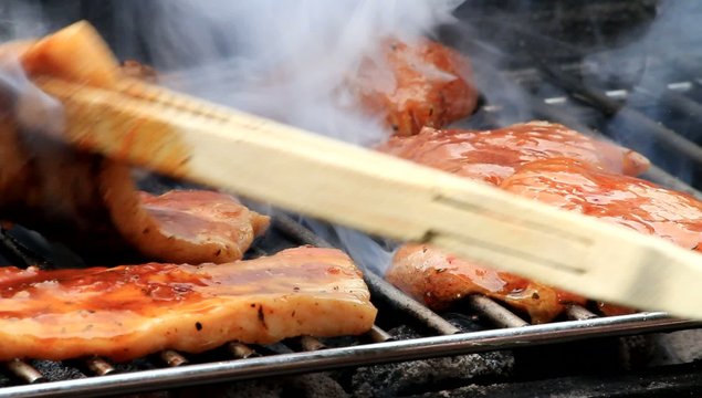 Schweinefleisch und Gefl&uuml;gel grillen 