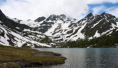 Fototapeta na wymiar Lago Arpy Valle d'Aosta