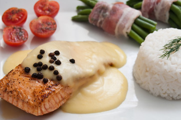 Pavé de saumon sauce hollandaise