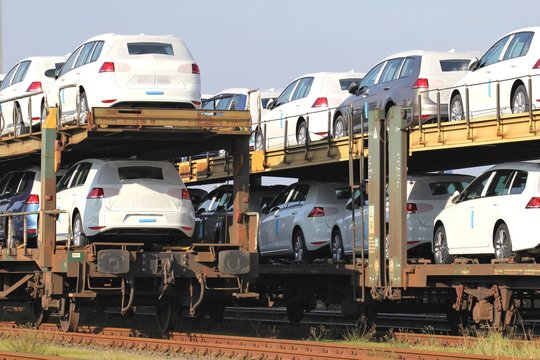 Neuwagen auf Autozug