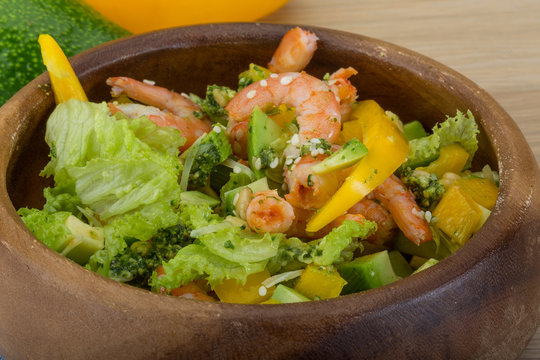 Salad with shrimps and avocado