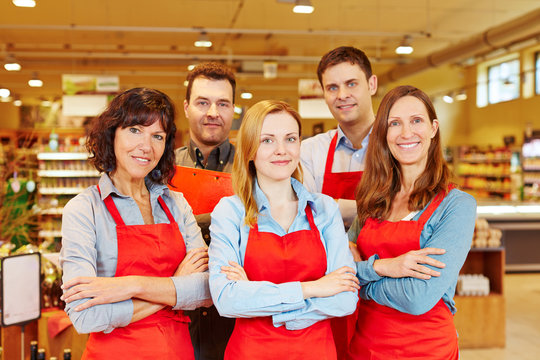 F&uuml;nf Verk&auml;ufer als Team im Supermarkt