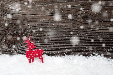 Roter Dekohirsch im Schneegestöber