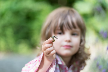 Kind betrachtet Schnecke