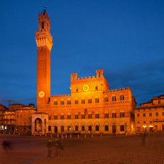 Fototapeta na wymiar Piazza del Campo with Palazzo Pubblico