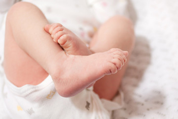 Fototapeta na wymiar Petits pieds de bébé