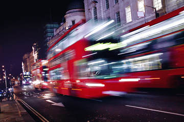 Rode bus in de straat van Londen