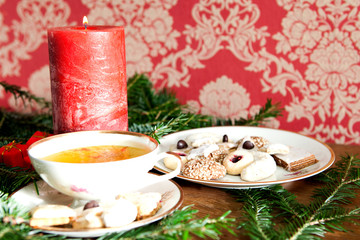 Weihnachtsdekoration mit Kräutertee, Gebäck, Kerze