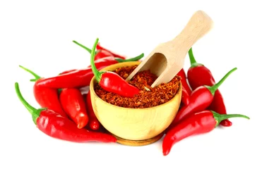 Keuken foto achterwand Specerijen Gemalen rode chili peper in houten kom geïsoleerd op wit