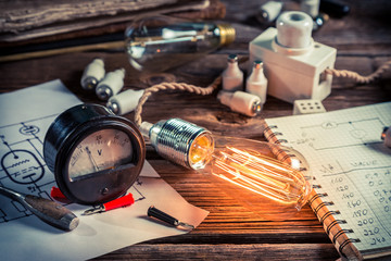 Examination of current and light bulbs in physics laboratory