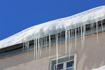 Eiszapfen auf Dach