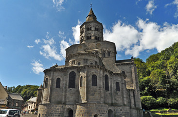 Fototapeta na wymiar Orcival, Basilica di Notre Dame, Puy de Dome, Alvernia