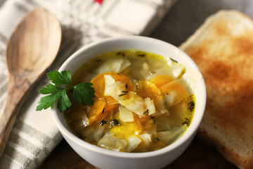 Vegan - Sellerie Möhren Suppe, Gericht mit Gemüse im Herbst, gesundes regionales und saisonales Essen, nachhaltig leben 