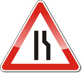 Verkehrszeichen, verengte Fahrbahn (rechts)