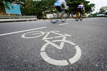 Obraz premium Bicycle sign or icon on the road in the park