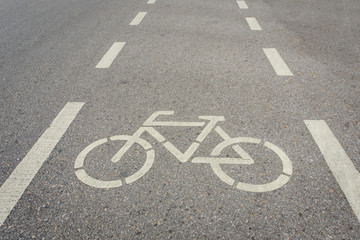 Obraz premium Bicycle sign or icon on the road in the park