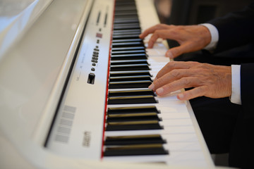 Fototapeta na wymiar Mani sul pianoforte