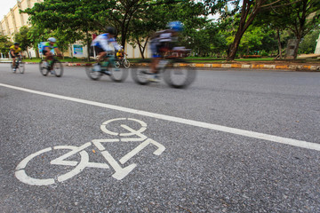 Obraz premium Bicycle sign or icon and movement of cyclist in the park