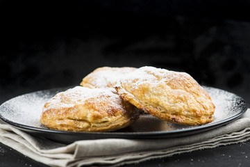 pasteles de hojaldre rellenos de crema pastelería y azúcar glass