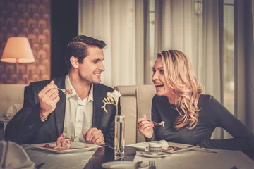 Papier Peint photo Lavable Restaurant Couple en train de manger un dessert dans un restaurant