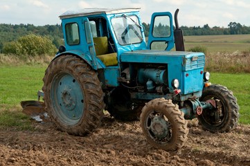 Obraz premium blue old tractor