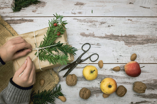 Kind packt ein Weihnachtsgeschenk ein