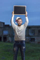 Chico joven anunciando la navidad