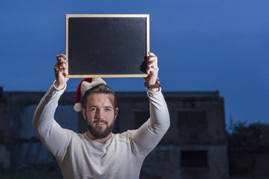 Chico joven anunciando la navidad