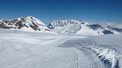 Obraz premium Ski slope, ski lift and Sanetsch Pass