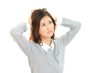 頭を抱えるOL