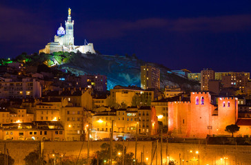 Fototapeta na wymiar Marseille, Notre-Dame-de-la-Garde la nuit