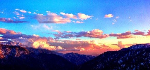Fototapeta na wymiar Breathtaking sunset at Big Bear Resort CA