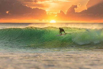 Fototapeten Surfer Surfen bei Sonnenaufgang © stevew_photo