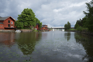 Obraz premium На реке в городе Порвоо перед грозой. Финляндия