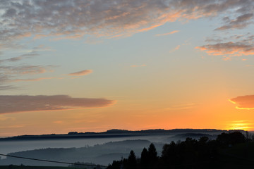 Landschaft bedeckt mit Nebelschicht