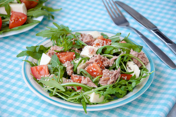 fresh salad with tomatoes, ruccola and tuna